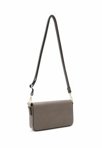 Grau Leder Crossbody-Bag in rechteckiger Form, mit verstellbarem Träger und goldenen Hardware-Akzenten. Glatte Oberfläche mit kontrastierenden schwarzen Akzenten.