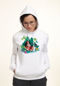 Sudadera blanca con una gráfica colorida de dos personajes animados rodeados de follaje tropical y flores. Incluye cordón y bolsillo tipo canguro.