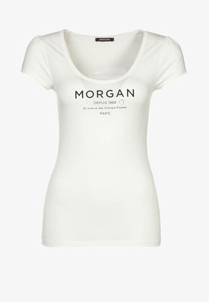 Valkoinen puuvillainen t-paita, jossa on lyhyet pallohihat, pyöreä pääntie ja mustalla painettu teksti: "MORGAN DEPUIS 1968" Pariisin osoitetiedoilla.