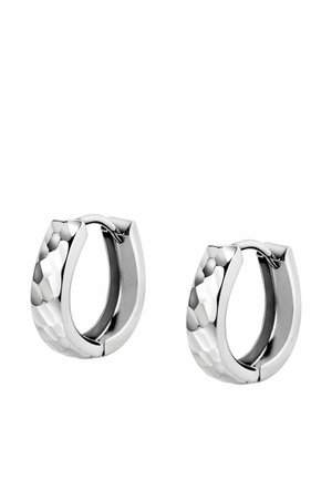 Silberne Creolen mit gehämmertem Muster, gebogener Form und Klappverschluss, deren polierte Oberfläche das Design betont.