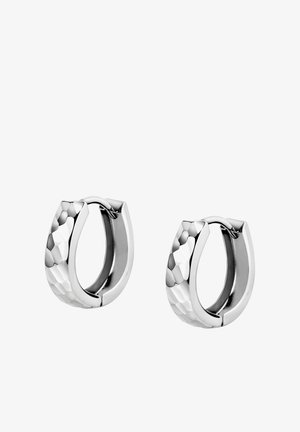 Silberne Creolen mit gehämmertem Muster, gebogener Form und Klappverschluss, deren polierte Oberfläche das Design betont.