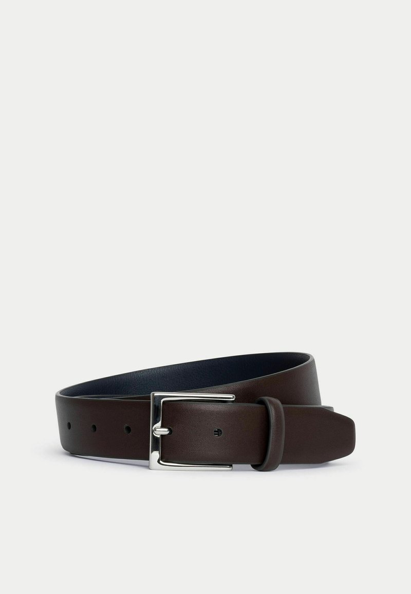 Cintura in pelle marrone con una texture liscia, dotata di una fibbia in metallo argentato e di diversi fori per la regolazione. Design classico, utilizzo versatile.