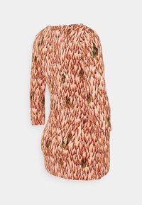 Pitkähihaista, kuviollista mekkoa, jossa on abstrakti suunnittelu oranssin, kermanvärisen ja vihreän sävyissä. Mekko on vartalonmyötäinen ja siinä on pyöreä kaula-aukko.