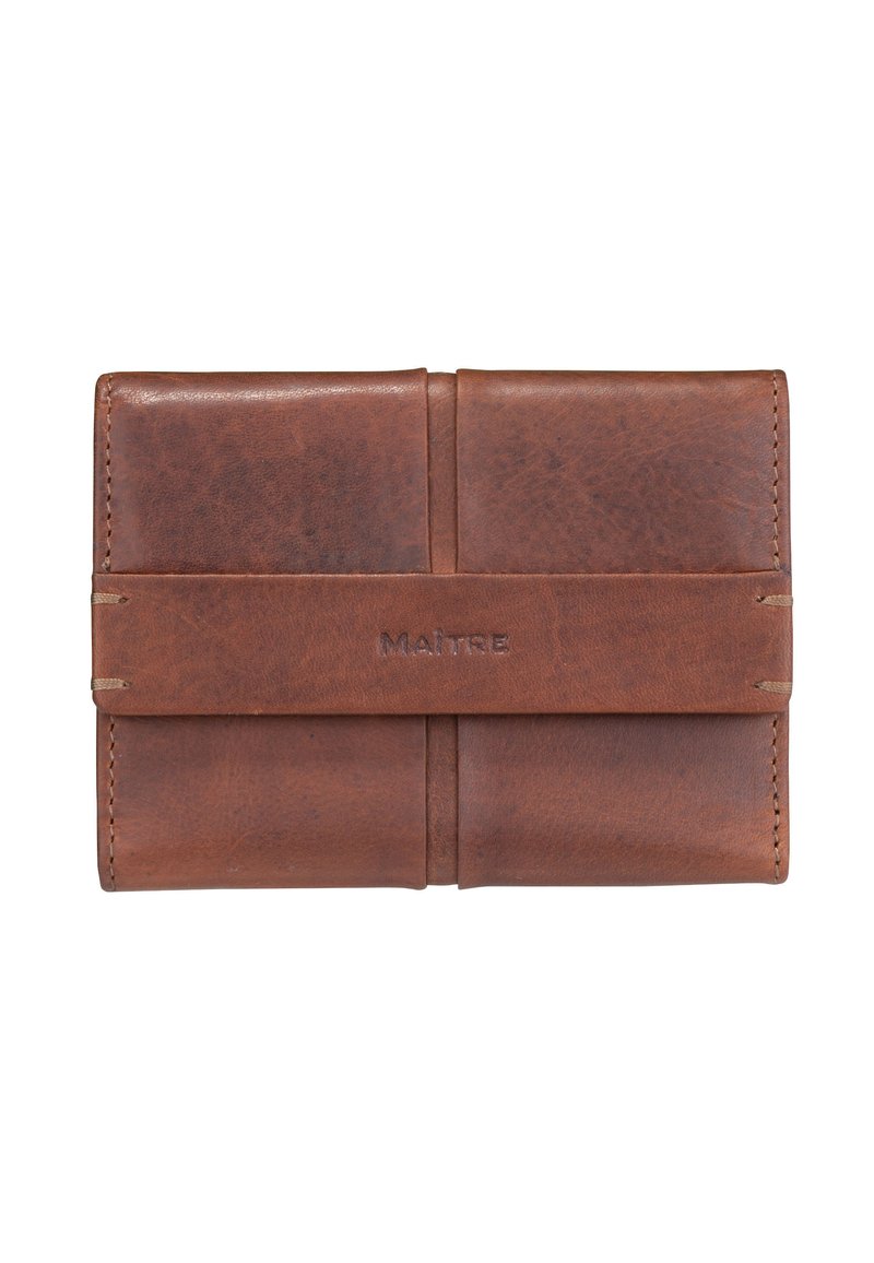 Portefeuille en cuir marron avec une texture lisse, doté d'un design cousu et d'une sangle élastique centrale étiquetée "MAITRE". Forme compacte et rectangulaire.