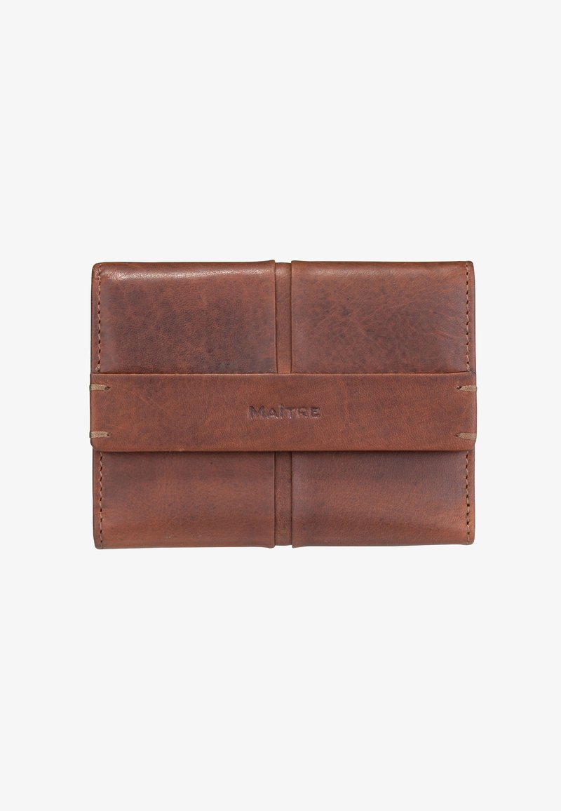 Brązowy skórzany portfel o gładkiej fakturze, z przeszywanym wzorem i centralnym elastycznym paskiem z napisem "MAITRE". Kompaktowy i prostokątny kształt.