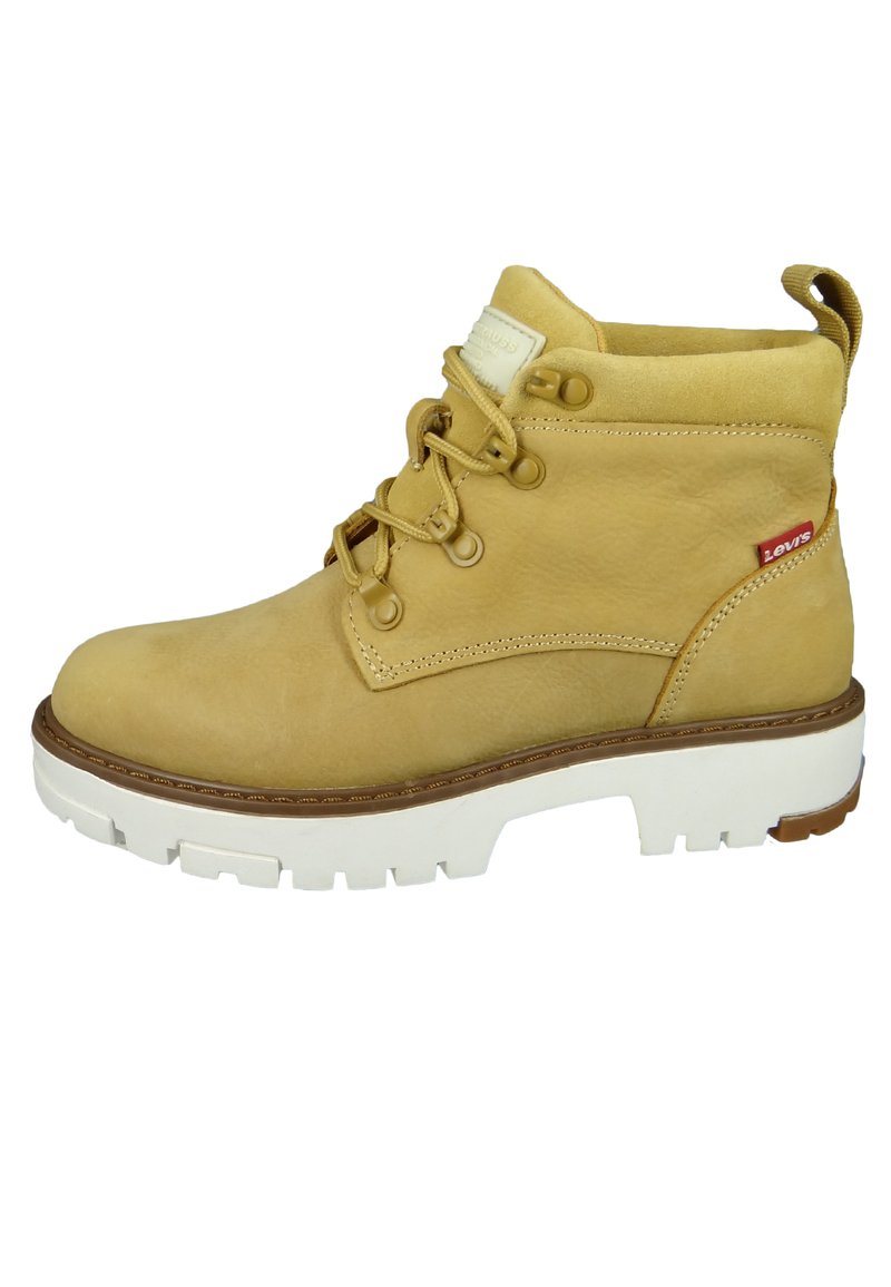 Karamelkleurige leren enkelboot met een gewatteerde kraag, vetersluiting aan de voorkant en een witte rubberen zool. Heeft een klein Levi's-logo aan de zijkant.
