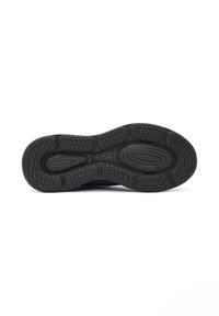 Suela de zapato deportivo negro con superficie de goma texturizada, que presenta surcos y treads multidireccionales para una mejor tracción y flexibilidad.