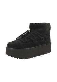 Botín de ante negro con punta redonda, suela de plataforma gruesa y dibujo en zigzag prominente. Presenta cordones decorativos y una pestaña trasera para tirar.