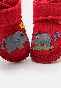 Nanga DISNEY DUMBO UNISEX - Slippers - rot