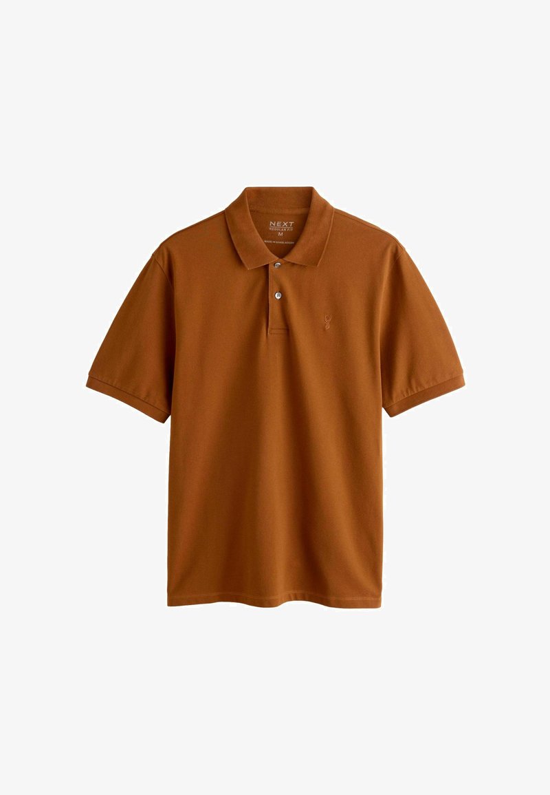 Hnedé polokošeľa s krátkym rukávom vyrobená z hladkého materiálu, s tromi gombíkmi na golieri a vyšívaným logom na ľavej hrudi.