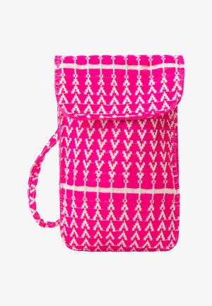Kleines Stofftäschchen mit pinken und weißen geometrischen Mustern und einer Schlaufe an der Seite, mit Klappenverschluss oben.