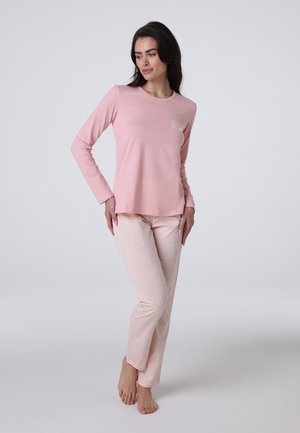 Maglietta rosa chiaro a maniche lunghe con un sottile design grafico, abbinata a pantaloni rosa chiaro con motivo, caratterizzati da una consistenza morbida e liscia.