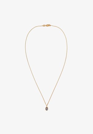 Die goldfarbene Halskette verfügt über eine zarte, schmale Kette mit einem ovalen Anhänger, der einen blauen Stein zeigt. Die Kette endet mit einem Verschluss.