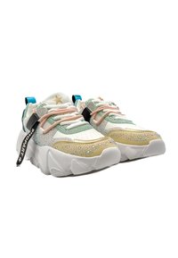 Sneaker chunky bianchi, menta e rosa pastello con accenti di strass, dettagli dorati e etichetta nera con il marchio sul lato.
