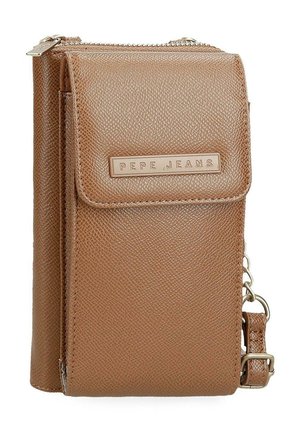 Bolso bandolera compacto de cuero marrón con textura, solapa frontal y placa metálica con el logo "PEPE JEANS", correa ajustable y cierre de cremallera.