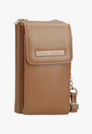 Bolso bandolera compacto de cuero marrón con textura, solapa frontal y placa metálica con el logo "PEPE JEANS", correa ajustable y cierre de cremallera.