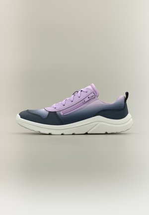 Sneaker basse nere e viola con suola bianca, chiusura con lacci, cerniera laterale e linguetta posteriore su sfondo neutro.