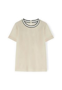 Top a maniche corte in tessuto beige, con scollatura rotonda rifinita in nero e chiusura a occhiello sul retro. Texture liscia con design minimale.