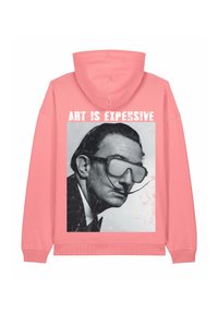 Roze hoodie met een vintage zwart-wit afbeelding van een man met grote bril, met daarboven de tekst "ART IS EXPENSIVE" in het wit.
