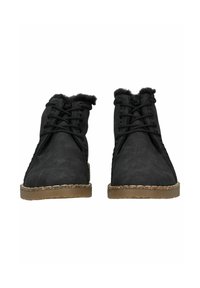 Pár černých zimních šněrovacích bot s kožešinovým lemováním a hnědými gumovými podrážkami, pohled zepředu na bílém pozadí.