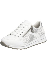 Baskets blanches avec un côté texturé et à motifs, featuring des accents gris et une fermeture éclair. Conception à lacets et semelle en caoutchouc pour l'adhérence.