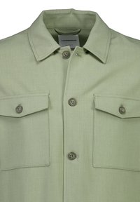 Hellgrünes Hemd mit Knopfleiste, zwei aufgesetzten Brusttaschen mit Klappen, einem Kragen und vier Knöpfen in der Mitte, beschriftet mit "Lindbergh Relaxed Fit".