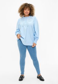 Zizzi MIT HOHER TAILLE - Vaqueros pitillo - light blue