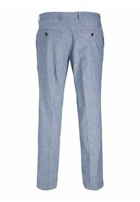 Pantaloni din in de culoare albastru deschis, cu o croială dreaptă, având două buzunare la spate cu nasturi și o textură fină.
