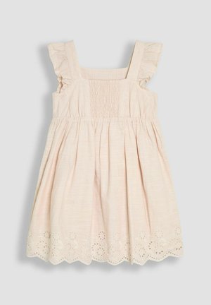 Svetloružové šaty s volánovými ramienkami, gaštanovým telom a vejčitou čipkou na leme s kvetinovými výrezmi. Vyrobené z textúrovanej látky.