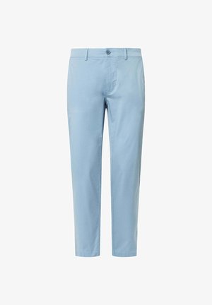Jasnoniebieskie, dopasowane chinosy wykonane z mieszanki bawełny, z zapięciem na guzik, pojedynczą kieszenią z przodu i podwiniętymi mankietami.