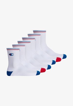 Weiße Baumwollcrew-Socken mit geripptem Textur, ausgestattet mit roten und blauen Akzenten an den Oberseiten und Zehen, angeordnet in einem Set von fünf.