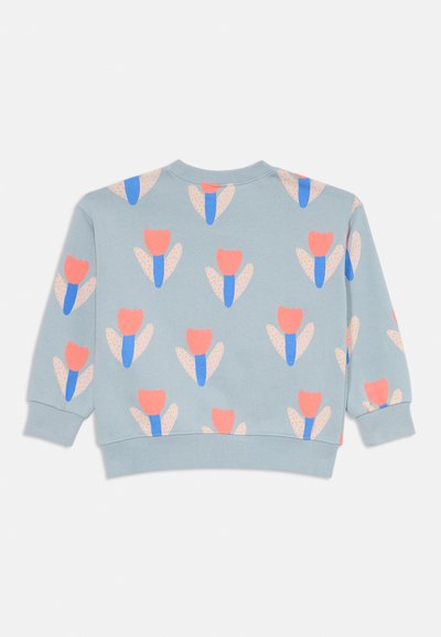 Helles blaues Sweatshirt mit floralem Muster, das rosa Tulpen und blaue Stängel zeigt, aus weichem Material mit gerippten Bündchen und Saum gefertigt.