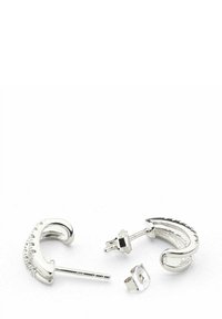 Sølvfarvede øreringe har et buet design med en række små sten langs kanten. Indeholder en post og en sommerfuglebak for sikker bæring.