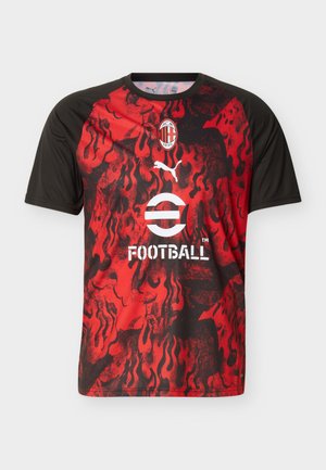 Rød og svart AC Milan fotballdrakt med flammemønster, Puma-logo og teksten «Football» på forsiden, korte svarte ermer.