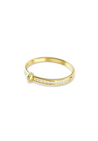 Anillo de oro con un acabado suave, que presenta una fila de piedras preciosas claras y brillantes y un engaste redondeado prominente.