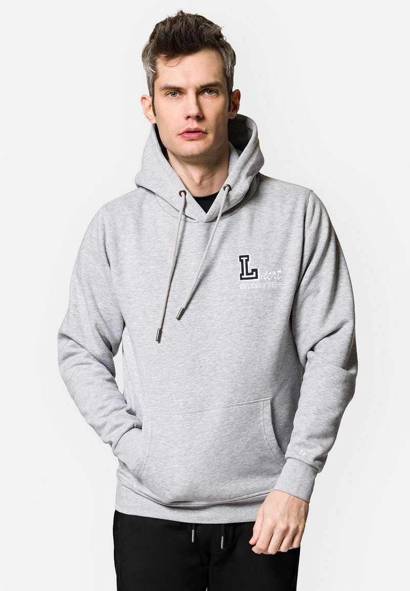 Szary bawełniany hoodie z przednią kieszenią, kapturem ze sznurkiem oraz nadrukowanym logo na lewej piersi. Posiada ściągacze przy mankietach i u dołu.
