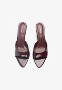 Τα μπορντό παπούτσια μπαλαρίνα από πατενέ δέρμα διαθέτουν μια φαρδιά λωρίδα πάνω από το πόδι και μυτερή μύτη, με λεία και γυαλιστερή επιφάνεια.
