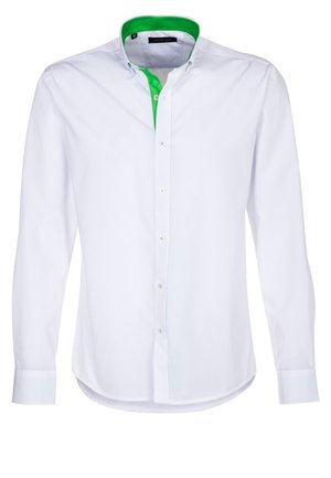 Chemise blanche à manches longues en coton, avec un col intérieur vert et une patte de boutonnage sur le devant. Ourlet droit et coupe ajustée.