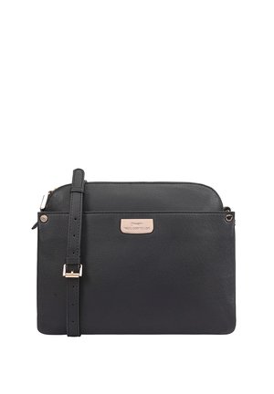 Zwarte leren schoudertas met verstelbare band, goudkleurige accenten en een metalen logo-plaatje aan de voorkant, rechthoekige vorm met afgeronde hoeken.