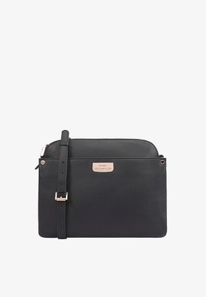 Schwarze Leder-Crossbody-Tasche mit verstellbarem Schulterriem, goldfarbenen Hardware und einem metallischen Logo-Plakette auf der Vorderseite, rechteckige Form mit abgerundeten Ecken.