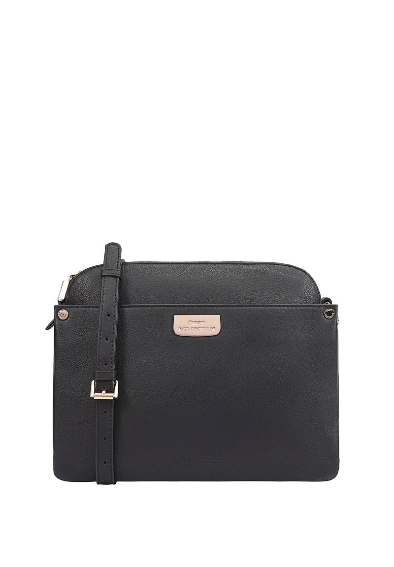 Zwarte leren schoudertas met verstelbare band, goudkleurige accenten en een metalen logo-plaatje aan de voorkant, rechthoekige vorm met afgeronde hoeken.