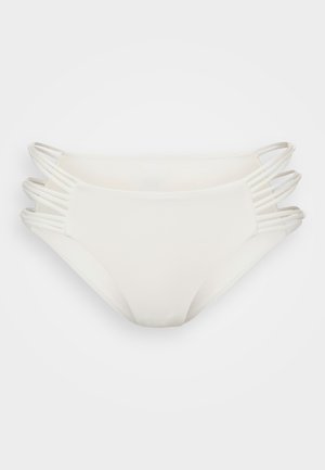 Baltas bikini apakšdaļas ar gludu tekstūru, minimālu segumu un vairākiem plāniem sānu siksniņām papildu dizaina detaļām.