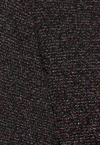 Nahaufnahme von schwarzem Stoff, der mit mehrfarbigen metallischen Fäden durchzogen ist und eine strukturierte, funkelnde Oberfläche schafft.