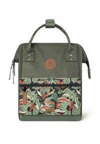 Grüne synthetische Stofftasche mit strukturiertem Griff und gemusterter Vorderseite, die tropische Blätter in Grün, Rot und Creme zeigt. Zwei Reißverschlusstaschen.