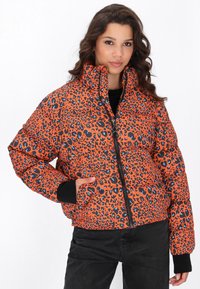 Padded jacket s oranžovým a černým leopardím potiskem, vysokým límcem, zapínáním na zip a černými žebrovanými manžetami.