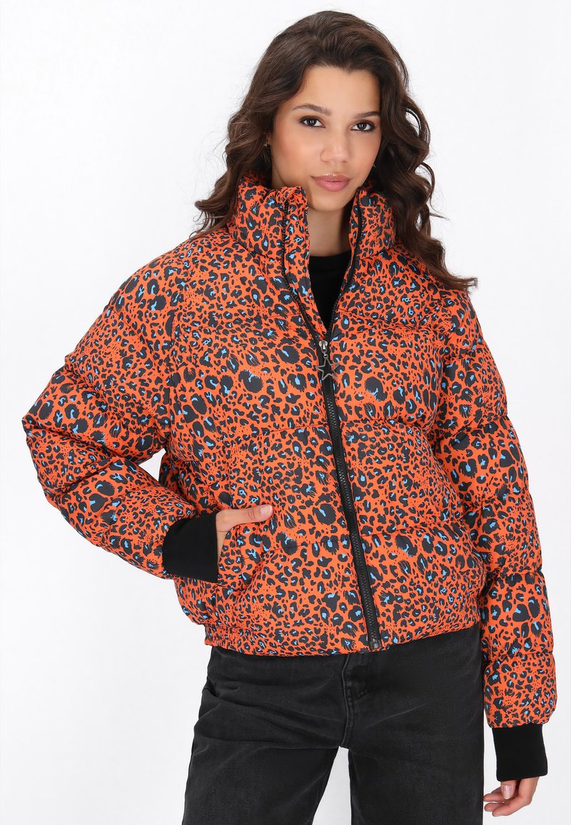 Padded jacket s oranžovým a černým leopardím potiskem, vysokým límcem, zapínáním na zip a černými žebrovanými manžetami.