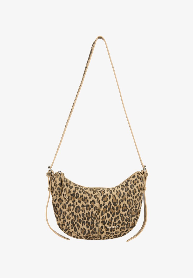 Bolso pequeño en forma de media luna con estampado de leopardo, correa ajustable y cierre con cremallera en tonos beige y negro.