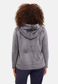 Hoodie en polaire texturée grise avec capuche, présentant un motif en losange et un ourlet droit. La vue de dos montre une coupe décontractée et un matériau doux.