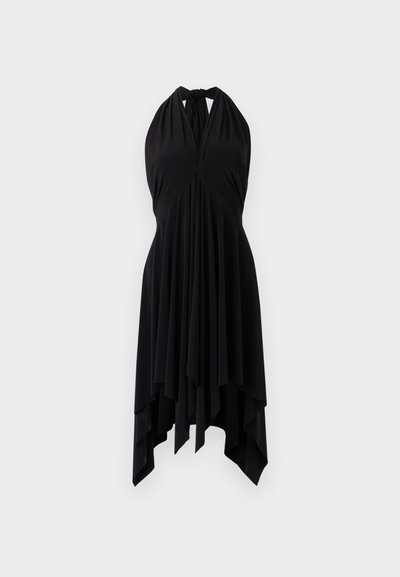 Svart halterneck-klänning med V-urringning, draperad design och asymmetrisk fåll. Tillverkad av mjukt tyg med en slät yta och flödande silhuett.