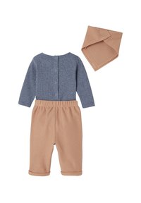 Zweiteiliges Baby-Outfit mit einem blauen Langarmoberteil mit Knopfverschluss und beigen Textilhosen mit Bündchen. Inklusive einem passenden beigen Schal.